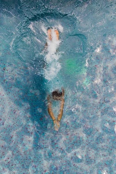 Vrouw bij het zwembad — Stockfoto