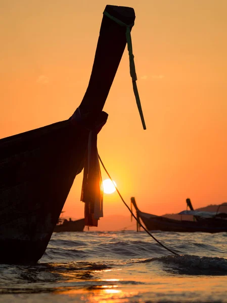 Tradisional perahu ekor panjang di pantai — Stok Foto