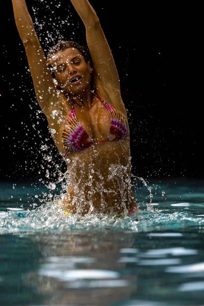 Egy nő a medencénél. — Stock Fotó