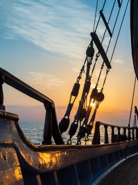 Tramonto sul ponte della barca a vela durante la crociera — Foto Stock