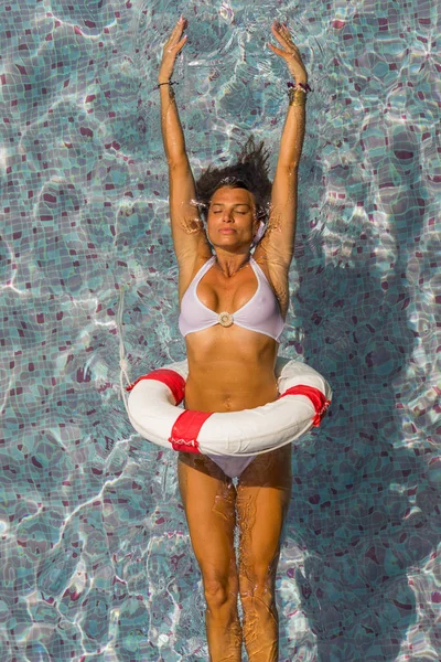 スイミングプールの近くの高級スパリゾートの女性. — ストック写真