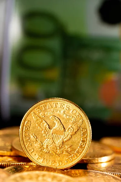 Gouden munten over donkere achtergrond — Stockfoto