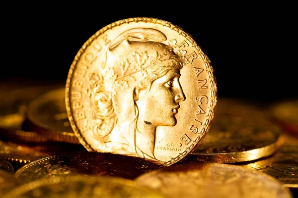 Zlaté mince nad tmavým pozadím — Stock fotografie