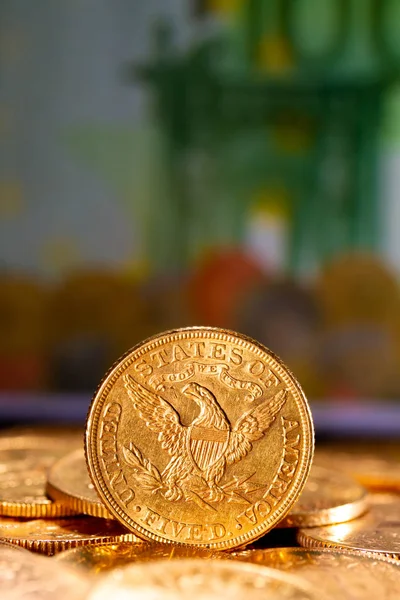 Moedas de ouro sobre fundo escuro — Fotografia de Stock