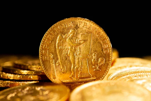 Золотые монеты на темном фоне — стоковое фото