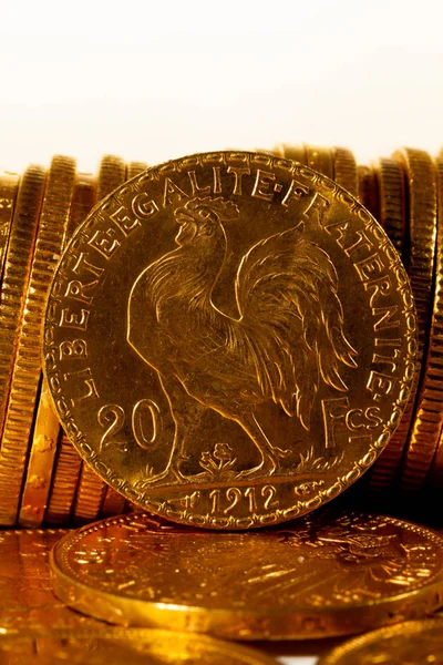 Monedas de oro sobre fondo oscuro — Foto de Stock