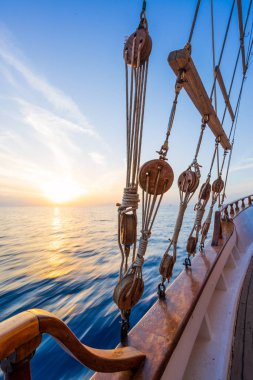 Seyir sırasında yelkenli güverte günbatımında 
