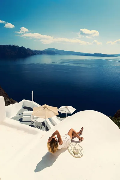 Vacanza di lusso donna guardando la vista sull'isola di Santorini — Foto Stock