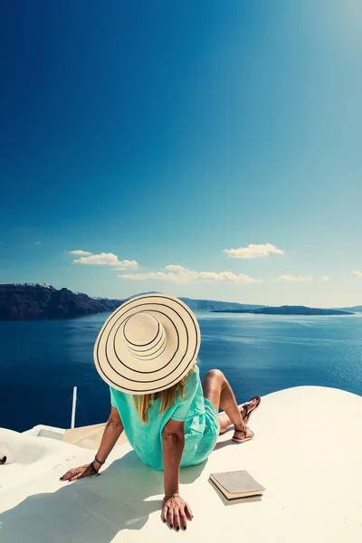 Mujer de vacaciones de lujo mirando a la vista en la isla de Santorini —  Fotos de Stock