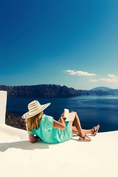 Mujer de vacaciones de lujo mirando a la vista en la isla de Santorini —  Fotos de Stock