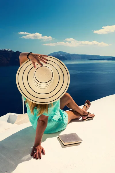 Voyage de luxe femme qui regarde la vue sur l'île de Santorin — Photo