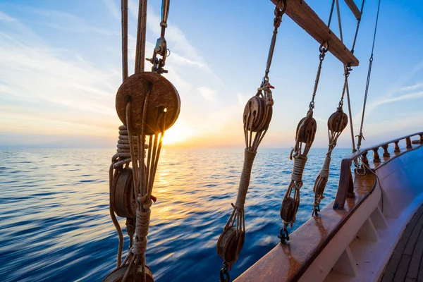 Seyir sırasında yelkenli güverte günbatımında — Stok fotoğraf
