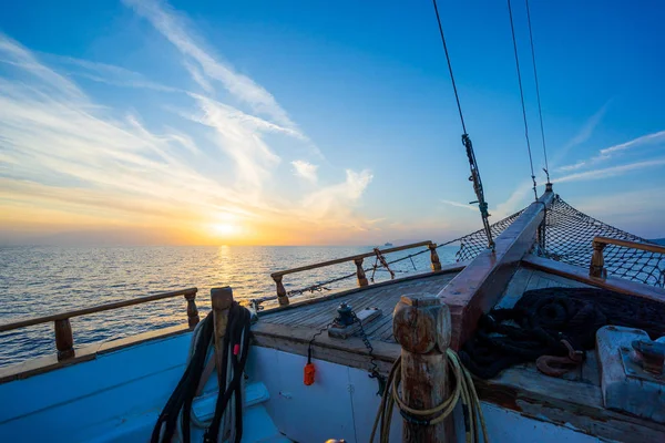 Puesta de sol en la cubierta del velero durante el crucero — Foto de Stock