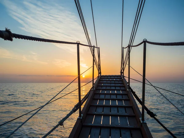 Solnedgång på segelbåt däck medan kryssningar — Stockfoto