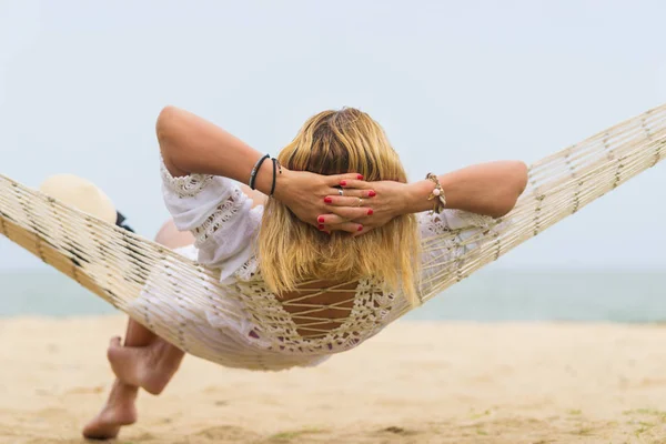 Femme Assis dans un hamac sur la plage . — Photo