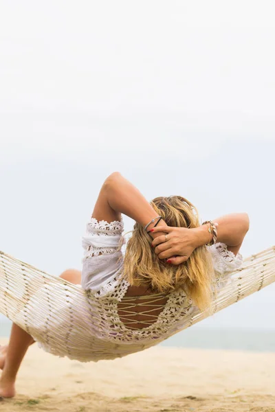 Femme Assis dans un hamac sur la plage . — Photo