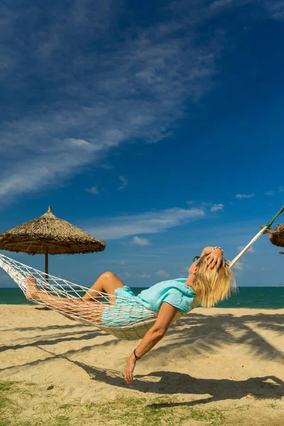 Femme Assis dans un hamac sur la plage . — Photo
