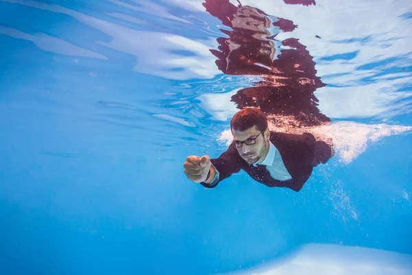 Zakenman zwemmen onder water — Stockfoto