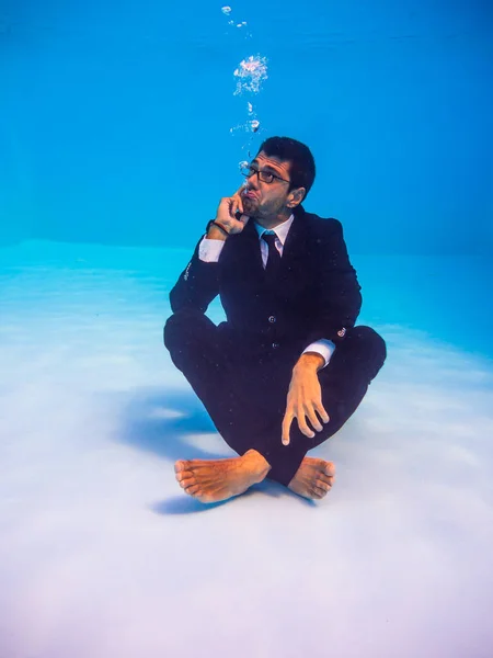 Empresario nadando bajo el agua — Foto de Stock