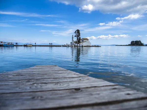 Kanoni heuvel gebied in Corfu, met Vlacherna klooster. — Stockfoto