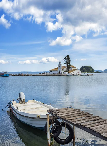 Kanoni colina área em Corfu, com Mosteiro de Vlacherna. — Fotografia de Stock