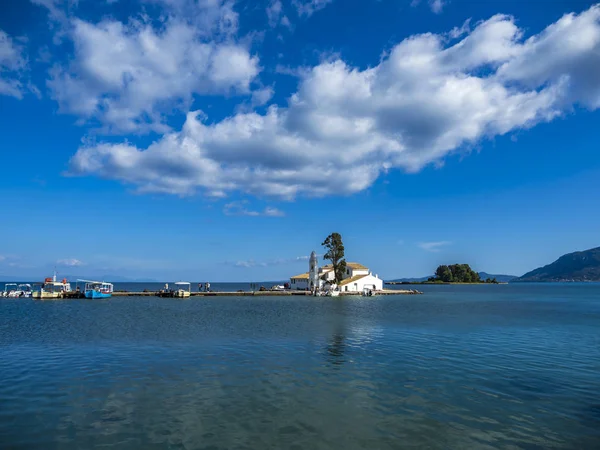 Kanoni heuvel gebied in Corfu, met Vlacherna klooster. — Stockfoto