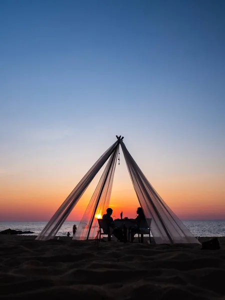 Abendessen am Strand — Stockfoto