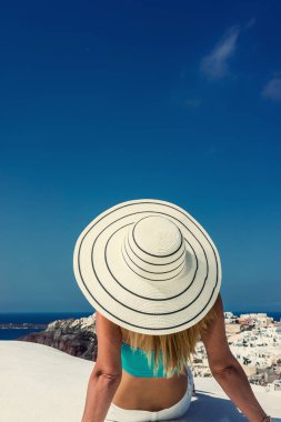 Lüks seyahat görünümü Santorini Adası bakarak kadın