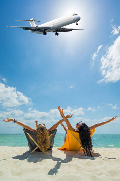 Две женщины наслаждаются отдыхом на тропическом пляже
 