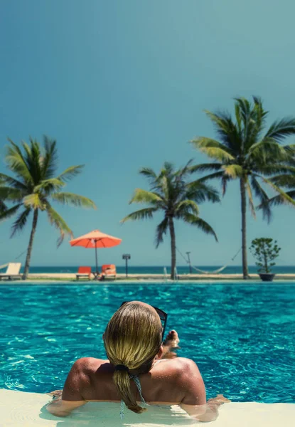 Красива жінка розслабляється в басейні влітку — стокове фото