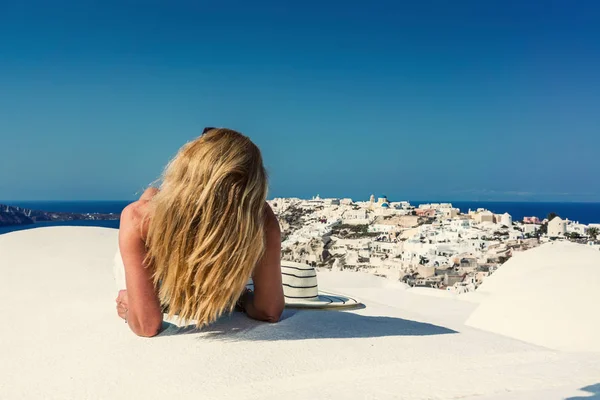 Luxus utazás nyaralás nő látszó-on kilátás nyílik Santorini-sziget — Stock Fotó