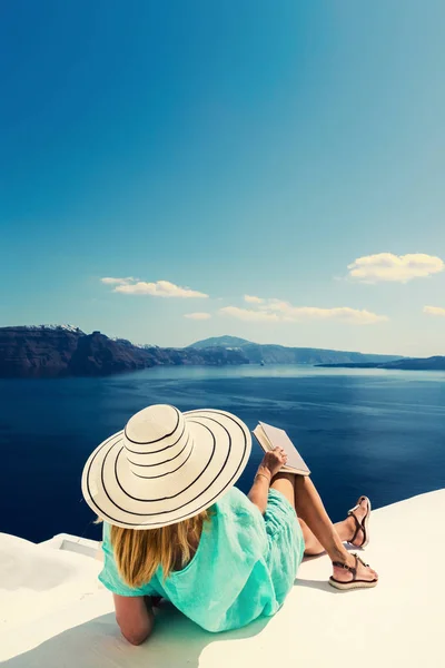 Mujer de vacaciones de lujo mirando a la vista en la isla de Santorini —  Fotos de Stock