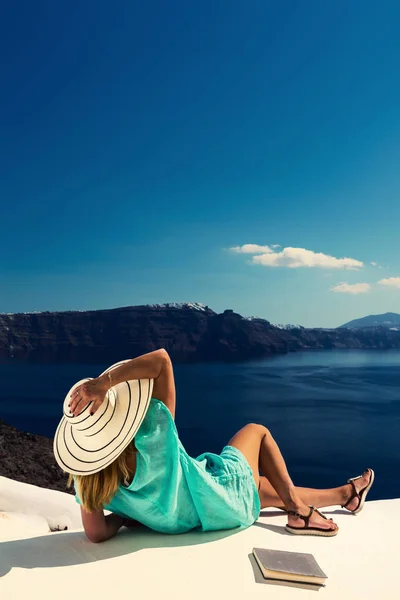 Viagem de luxo mulher de férias olhando para a vista na ilha de Santorini — Fotografia de Stock