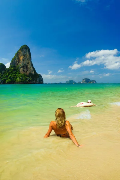 Mujer linda relajarse en la playa de verano . — Foto de Stock