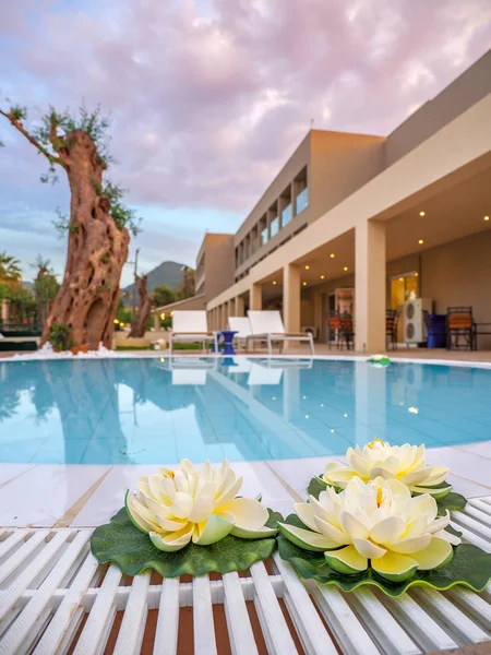 Piscina en el complejo vacacional de verano —  Fotos de Stock