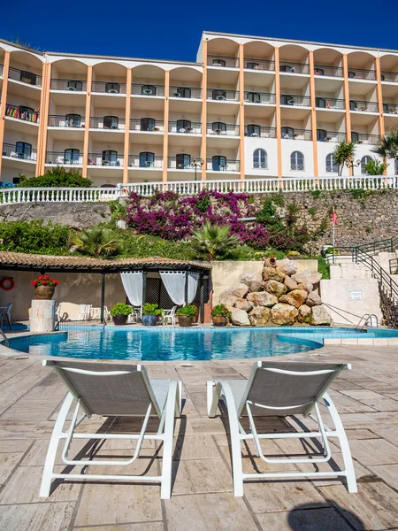 Piscina nel resort estivo delle vacanze — Foto Stock