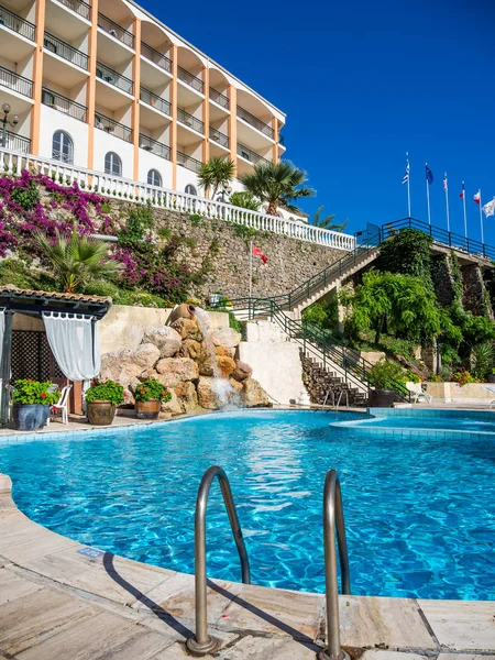 Piscina nel resort estivo delle vacanze — Foto Stock