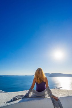 Lüks seyahat görünümü Santorini Adası bakarak kadın