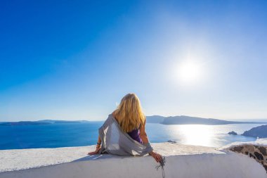 Lüks seyahat görünümü Santorini Adası bakarak kadın