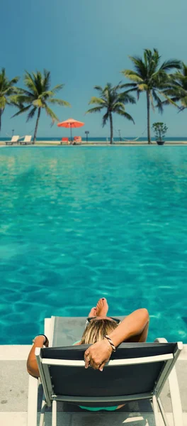 Hermosa mujer relajándose en una piscina en verano — Foto de Stock