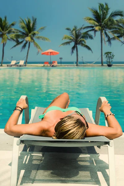 Mooie vrouw ontspannen in een zwembad in de zomer — Stockfoto