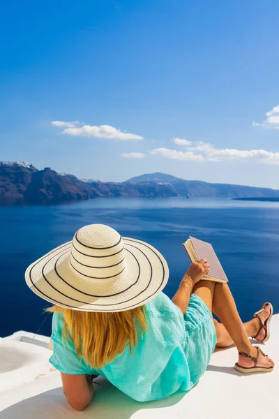 Luxury travel vacation woman looking at view on Santorini island — Stock Photo, Image