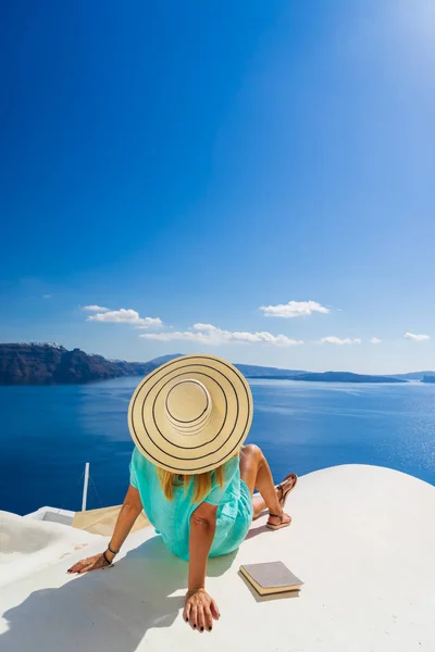 Luxe reizen vakantie vrouw kijkt aan uitzicht op Santorini eiland — Stockfoto