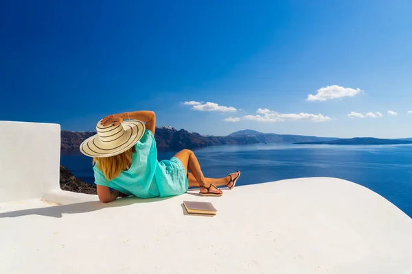 Luxus utazás nyaralás nő látszó-on kilátás nyílik Santorini-sziget — Stock Fotó