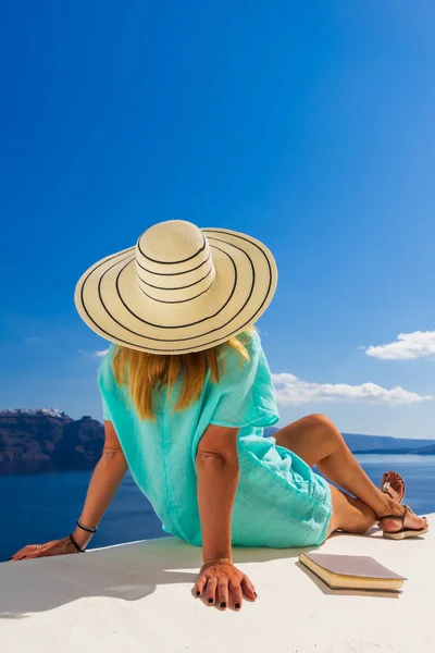 Voyage de luxe femme qui regarde la vue sur l'île de Santorin — Photo