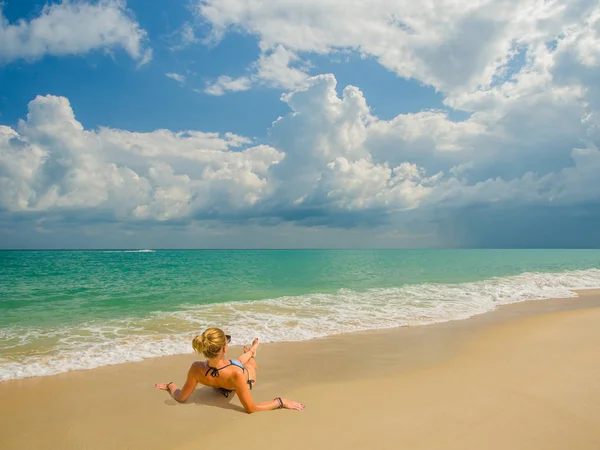 在热带海滩度假的女人 — 图库照片