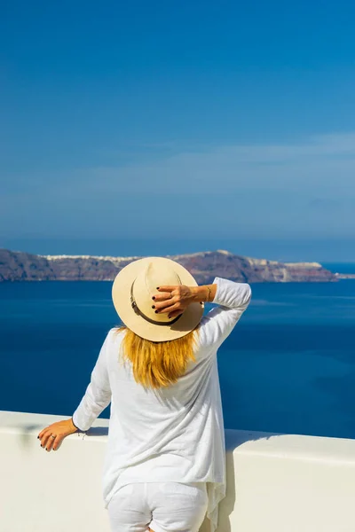 Viagem de luxo mulher de férias olhando para a vista na ilha de Santorini — Fotografia de Stock