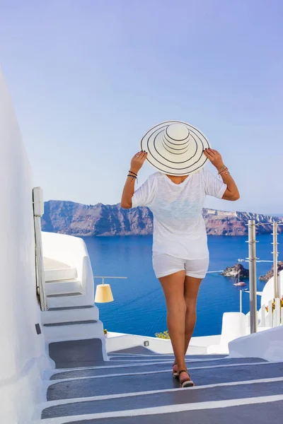 Vacanza di lusso donna guardando la vista sull'isola di Santorini — Foto Stock