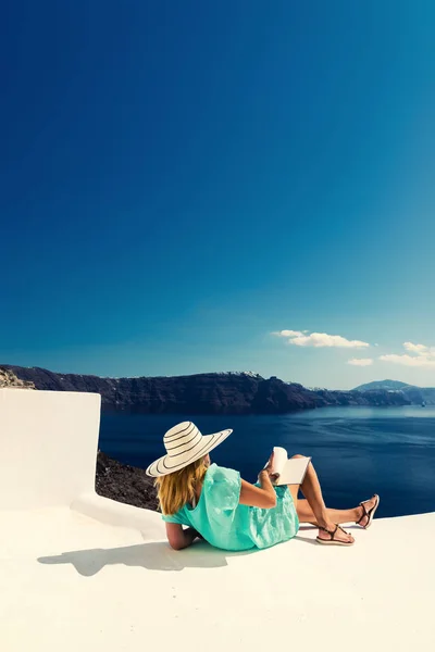 Luxe reizen vakantie vrouw kijkt aan uitzicht op Santorini eiland — Stockfoto