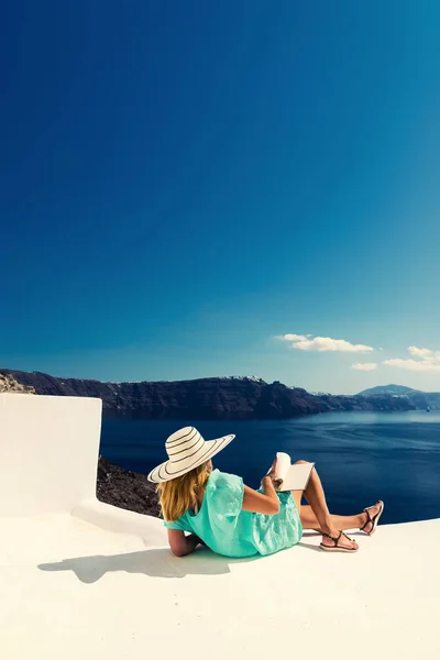 Mujer de vacaciones de lujo mirando a la vista en la isla de Santorini —  Fotos de Stock